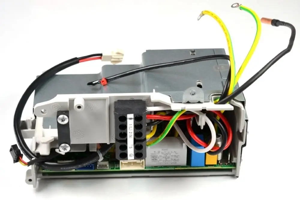 Schaltkasten mit elektrischen Anschlüssen und mehreren Kabeln. Enthält Bauteile, typisch für Remko Produkte, möglicherweise zur Steuerung oder Energieverteilung.