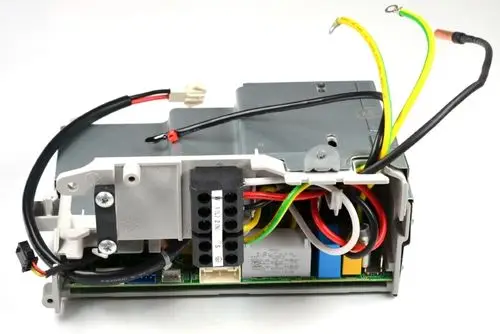 Schaltkasten mit elektrischen Anschlüssen und mehreren Kabeln. Enthält Bauteile, typisch für Remko Produkte, möglicherweise zur Steuerung oder Energieverteilung.
