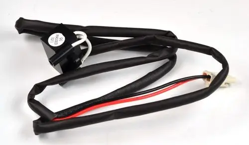 Ionengenerator von Remko mit einem schwarzen, isolierten Kabel und einem Anschlussstecker. Der Generator enthält einen Verbindungspunkt für elektrische Leitungen.