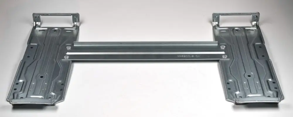 Wandhalterung aus Metall mit seitlichen Befestigungen, passend für verschiedene Anwendungen. Hergestellt von Remko.