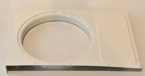 Weißes Vorderblech mit kreisförmiger Öffnung und rechteckiger Fläche, passend für Geräte der Marke Remko. Klar strukturierte Metalloberfläche ohne zusätzliche Elemente.
