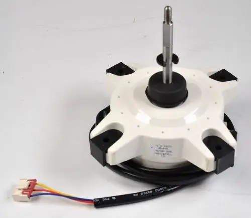 Weißer Ventilatormotor mit zentralem Metallaxial und kabellosem Anschluss. Er gehört zu einem Remko-Gerät und ist für die Kühlung in Anwendungen konzipiert.