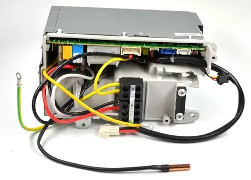 E-Box von Remko mit offenen Anschlüssen und Kabeln, Sicht auf interne Komponenten wie Leiterplatte, Sicherung und Anschlussklemmen.