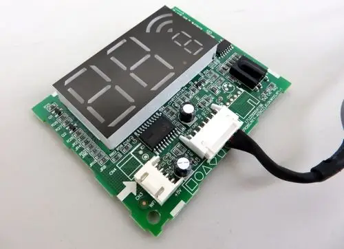 Platine mit Display, Steuerungskomponenten und Anschlusskabel, möglicherweise für ein Remko-Gerät, zur Anzeige von Informationen oder Werten.