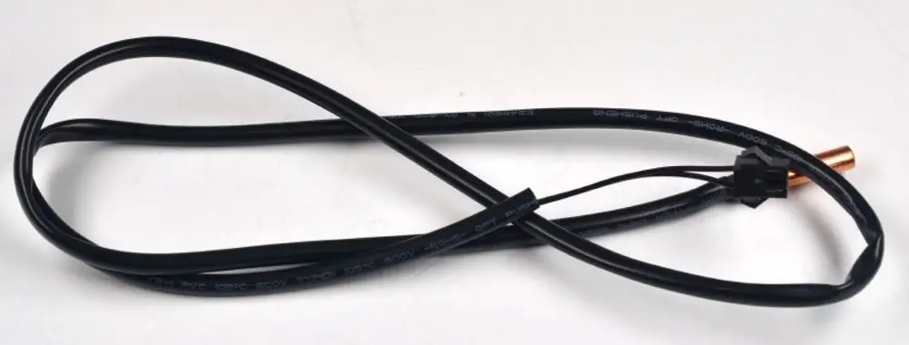 Temperatursensor von Remko mit schwarzem Kabel und einem Steckeranschluss. Der Sensor hat eine Kupfer-Spitze und wird für die Messung am Verflüssigeraustritt verwendet.