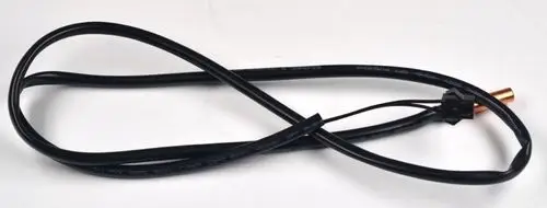 Temperatursensor von Remko mit schwarzem Kabel und einem Steckeranschluss. Der Sensor hat eine Kupfer-Spitze und wird für die Messung am Verflüssigeraustritt verwendet.