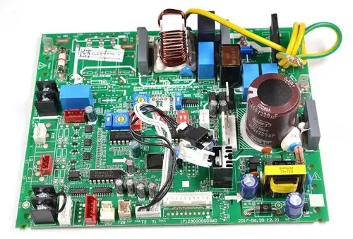 Steuerplatine von Remko mit verschiedenen elektrischen Bauteilen, darunter Widerstände, Kondensatoren und Stecker, auf grünem Leiterplattenmaterial.