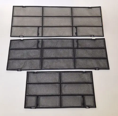 Drei schwarze Luftfilter mit Netzstruktur, die übereinander angeordnet sind. Diese Filter sind Teil eines Systems von Remko zur Luftreinigung oder -zirkulation.