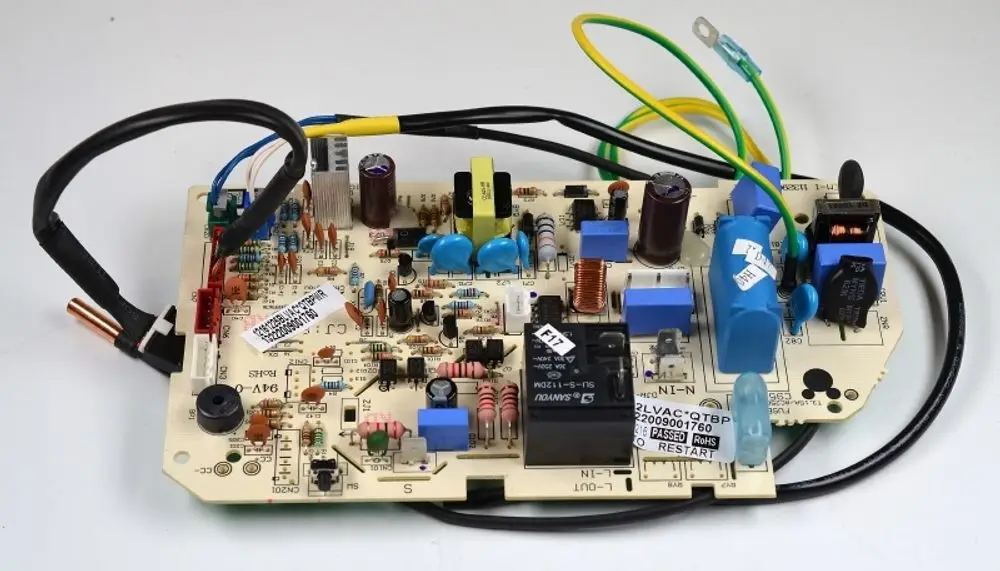 Steuerplatine von Remko mit verschiedenen elektronischen Komponenten, einschließlich Widerständen, Kondensatoren und einem Relais, zur Steuerung von Geräten.