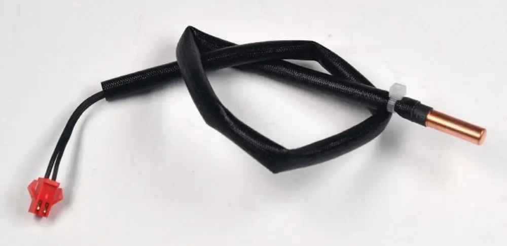Temperatursensor mit Kupferfühler und schwarzem Kabel, ausgestattet mit rotem Stecker. Produkt von Remko für die Heißgasleitung.