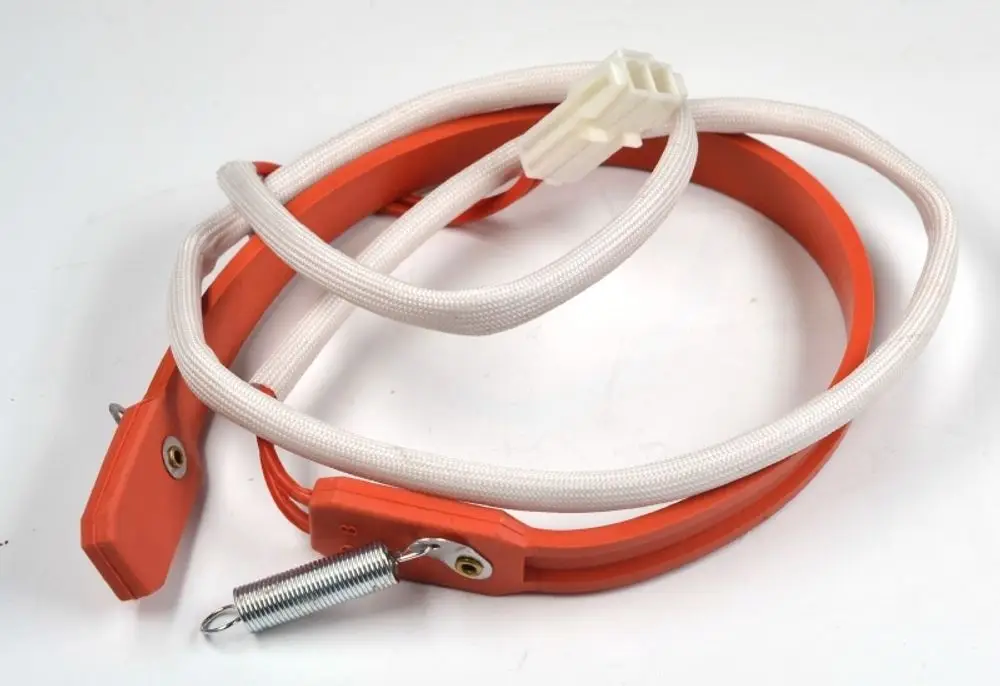 Kurbelwannenheizung von Remko mit orangefarbenen Befestigungselementen und weißen Kabeln, versehen mit einem federbelasteten Mechanismus.