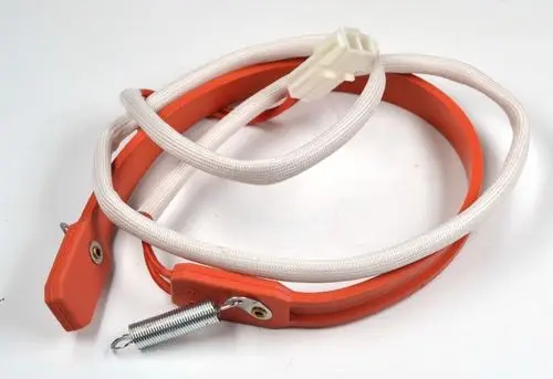 Kurbelwannenheizung von Remko mit orangefarbenen Befestigungselementen und weißen Kabeln, versehen mit einem federbelasteten Mechanismus.