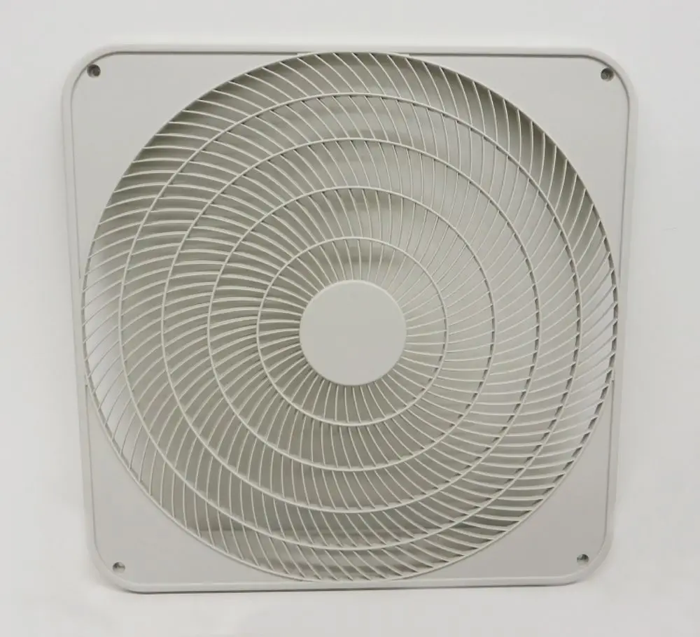 Remko Verflüssigerschutzgitter in quadratischer Form mit spiralförmigem Lüfterdesign. Farblich neutral und an einer Wand montiert.