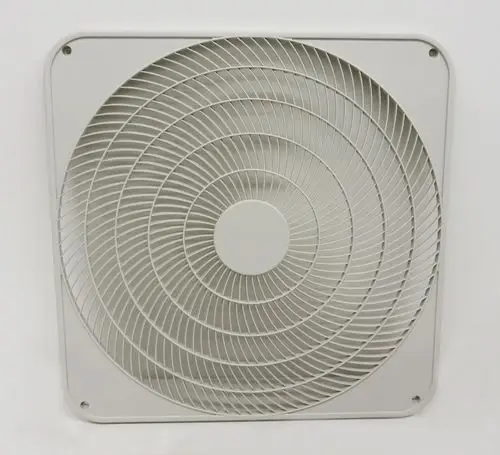 Remko Verflüssigerschutzgitter in quadratischer Form mit spiralförmigem Lüfterdesign. Farblich neutral und an einer Wand montiert.