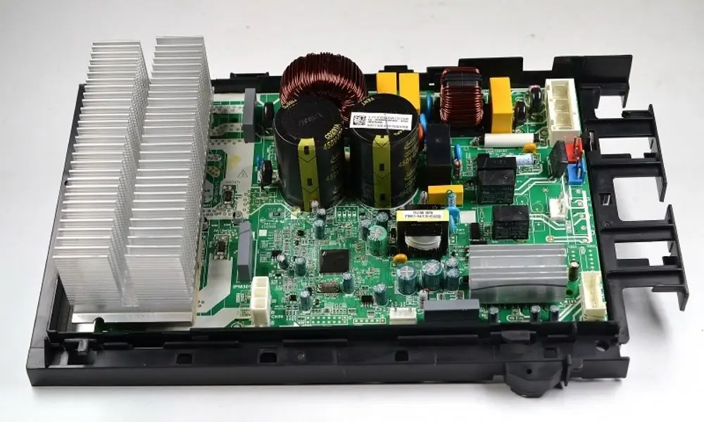 Steuerplatine von Remko, mit Kühlkörpern, mehreren Kondensatoren und Spulen, sowie verschiedenen elektrischen Komponenten auf grüner Leiterplatte.