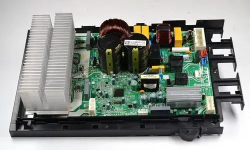 Steuerplatine von Remko, mit Kühlkörpern, mehreren Kondensatoren und Spulen, sowie verschiedenen elektrischen Komponenten auf grüner Leiterplatte.