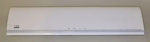Weißes, flaches Produkt von Remko mit einer schlichten Oberfläche und einem beleuchteten Bedienfeld. Ideal für die Montage an Wänden oder Decken.
