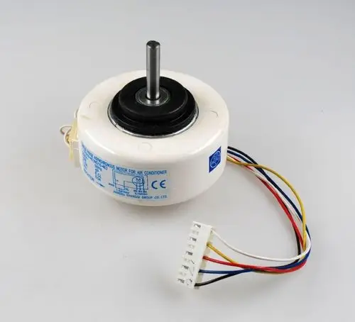 Ventilatormotor von Remko mit rundem Gehäuse, zentralem Achsrohr und mehreren Kabeln für die elektrische Verbindung.