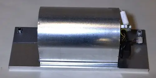 Ventilatoreinheit mit einem runden, metallischen Gehäuse, montiert auf einer flachen Basis. Kabel und Anschlüsse sind sichtbar. Produkt von Remko.