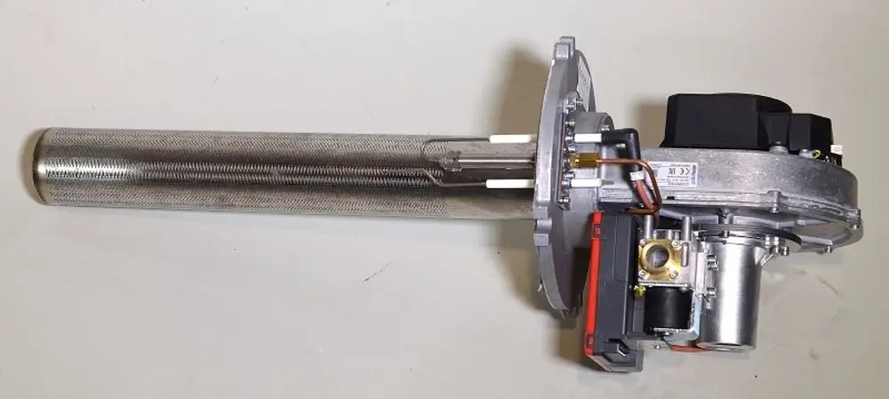 Gasbrenner mit Metallgehäuse und einem langen, zylindrischen Rohr. Der Brenner ist für Erdgas und stammt von der Marke Remko. Verarbeitungsteile sind sichtbar.