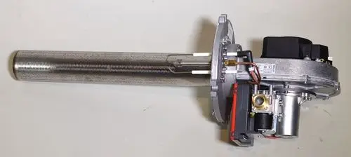 Gasbrenner mit Metallgehäuse und einem langen, zylindrischen Rohr. Der Brenner ist für Erdgas und stammt von der Marke Remko. Verarbeitungsteile sind sichtbar.