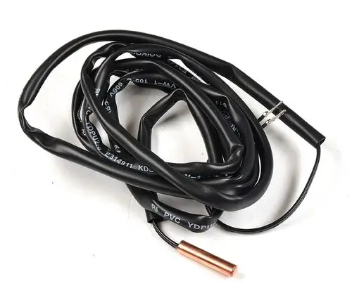 Schwarzes Kabel mit einer Kupferkomponente an einem Ende, umwickelt. Es handelt sich um einen Sensor, der von der Marke Remko verwendet wird.