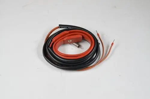 Kurbelwannenheizung mit Kabeln in Schwarz und Rot, inklusive Anschlussleitungen. Produkt der Marke Remko zur Verwendung in Heizsystemen.