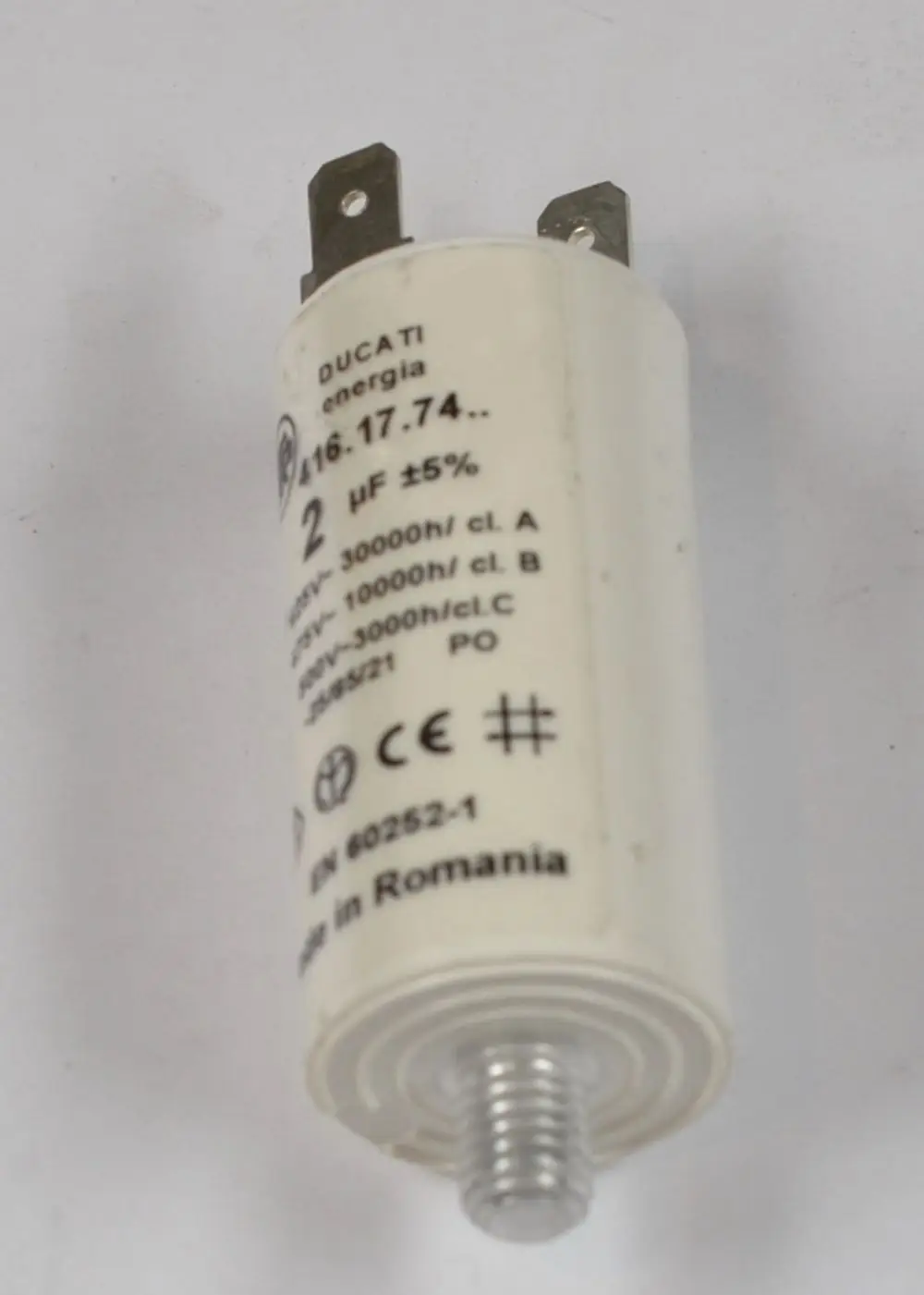 Remko Kondensator mit zwei Anschlüssen und einer Kapazität von 2 µF, gekennzeichnet mit technischen Spezifikationen und CE-Zeichen, gefertigt in Rumänien.