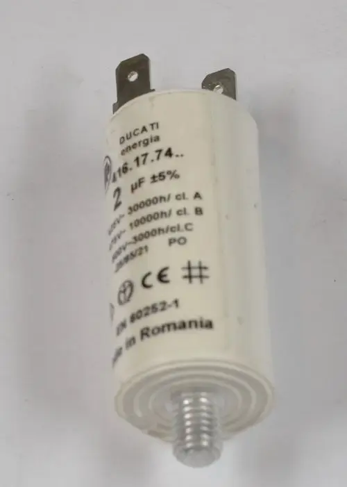 Remko Kondensator mit zwei Anschlüssen und einer Kapazität von 2 µF, gekennzeichnet mit technischen Spezifikationen und CE-Zeichen, gefertigt in Rumänien.