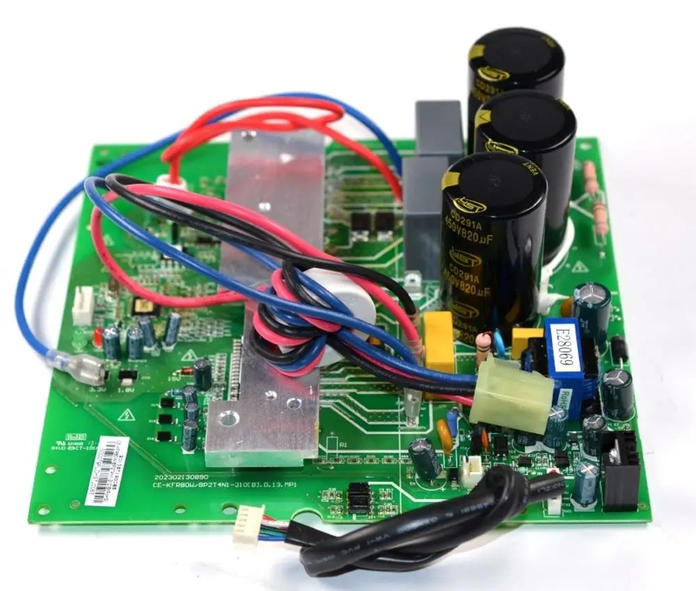 Platine mit mehreren Kondensatoren, Kabeln und elektronischen Komponenten, die zur Steuerung des Inverters eines Remko-Geräts dient.