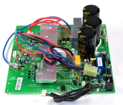 Platine mit mehreren Kondensatoren, Kabeln und elektronischen Komponenten, die zur Steuerung des Inverters eines Remko-Geräts dient.