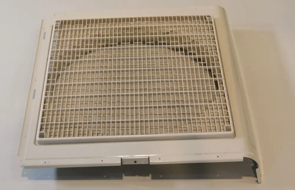 Vorderwand mit Gitter in Weiß, passend für ein Remko-Gerät, auf hellem Untergrund. Die Struktur ermöglicht Luftzirkulation durch das Gitterdesign.