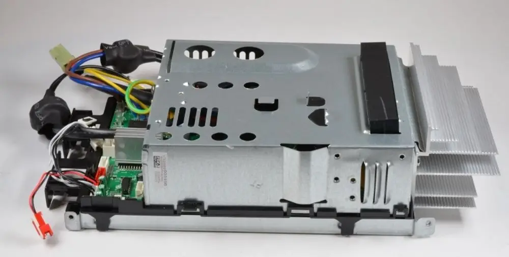 E-Box von Remko, bestehend aus Gehäuse und Steuerplatine, mit verschiedenen Anschlussmöglichkeiten und Kühlrippen zur Wärmeableitung.