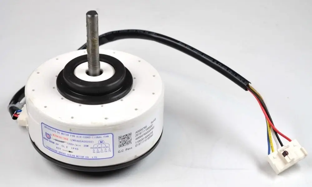 DC-Motor für Ventilatoren, vermutlich von Remko, mit einem zentralen Wellenstift und mehreren Kabeln für elektrische Anschlüsse.