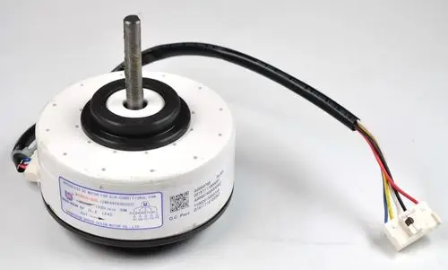 DC-Motor für Ventilatoren, vermutlich von Remko, mit einem zentralen Wellenstift und mehreren Kabeln für elektrische Anschlüsse.