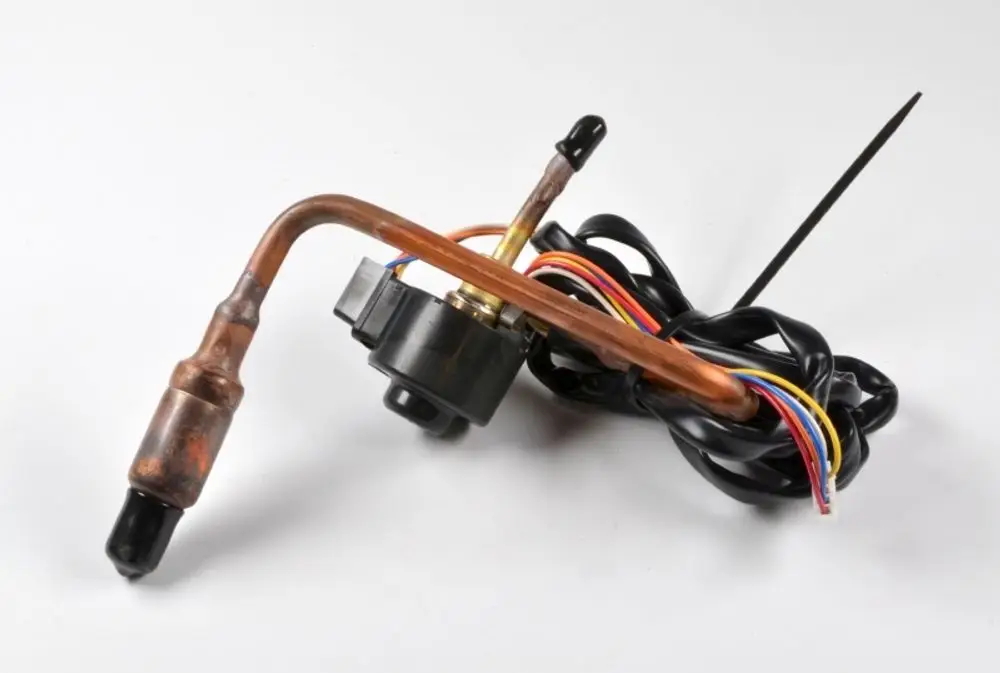 Kombination aus Kupferrohr und elektrischen Kabeln, vermutlich Teil eines Kühlsystems. Hersteller ist Remko. Einheit hat einen Sensor am Ende des Rohrs.