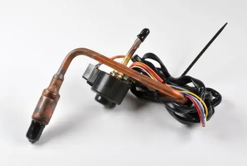 Kombination aus Kupferrohr und elektrischen Kabeln, vermutlich Teil eines Kühlsystems. Hersteller ist Remko. Einheit hat einen Sensor am Ende des Rohrs.