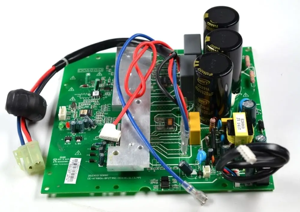 Remko Inverterplatine mit mehreren Elektrolytkondensatoren und einer Anordnung von Widerständen und integrierten Schaltkreisen auf einer grünen Leiterplatte.