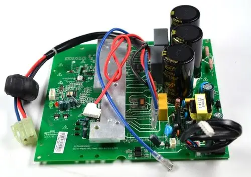 Remko Inverterplatine mit mehreren Elektrolytkondensatoren und einer Anordnung von Widerständen und integrierten Schaltkreisen auf einer grünen Leiterplatte.