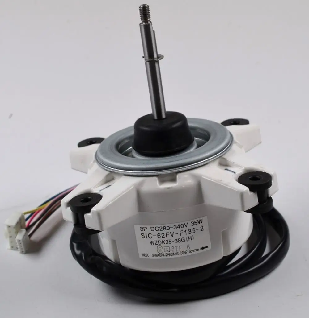 Ventilatormotor mit schwarzem Kabel und mehreren Anschlüssen. Der Motor ist geeignet für Remko-Geräte und hat eine zentrale Welle zur Befestigung in einer Anwendung.