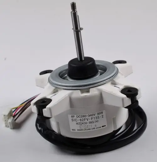 Ventilatormotor mit schwarzem Kabel und mehreren Anschlüssen. Der Motor ist geeignet für Remko-Geräte und hat eine zentrale Welle zur Befestigung in einer Anwendung.