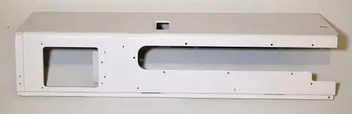 Weißes Seitenteil mit mehreren Ausschnitten und Bohrungen. Hergestellt von Remko, geeignet für den Einsatz in bestimmten technischen Geräten oder Maschinen.