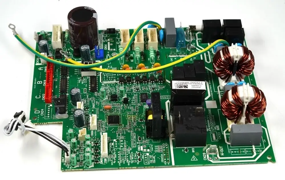 Steuerplatine von Remko mit verschiedenen elektrischen Komponenten, darunter Relais, Spulen und Kondensatoren, zur Steuerung von Geräten.