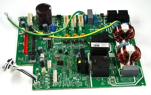 Steuerplatine von Remko mit verschiedenen elektrischen Komponenten, darunter Relais, Spulen und Kondensatoren, zur Steuerung von Geräten.