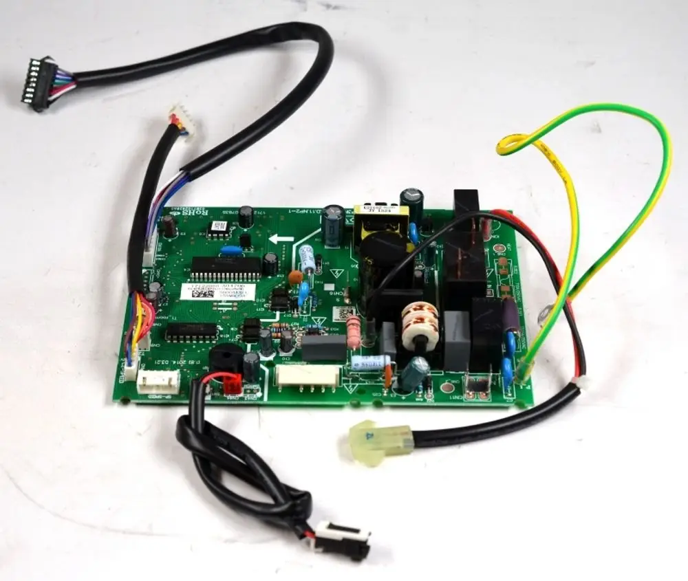 Steuerplatine von Remko mit mehreren Anschlüssen, Bauteilen und Kabeln. Die Platine ist für die Steuerung elektronischer Prozesse konzipiert.