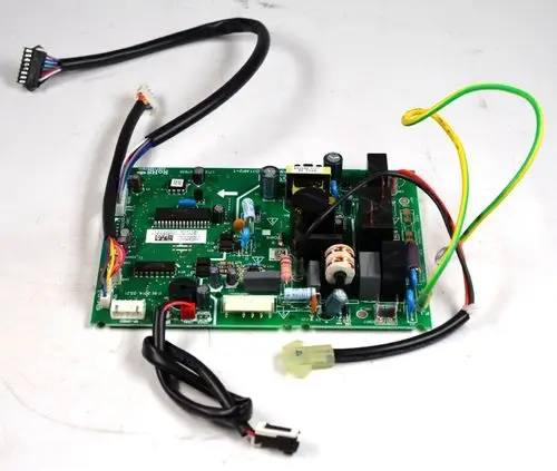 Steuerplatine von Remko mit mehreren Anschlüssen, Bauteilen und Kabeln. Die Platine ist für die Steuerung elektronischer Prozesse konzipiert.