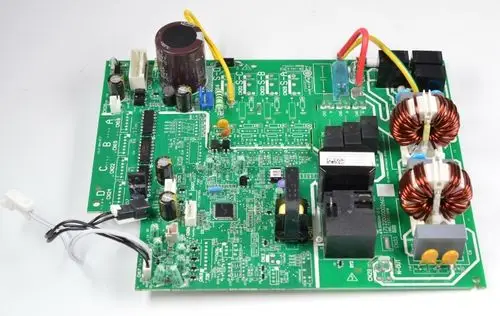 Steuerplatine von Remko mit verschiedenen elektrischen Komponenten, darunter Kondensatoren und Relais, auf einer grünen Leiterplatte.