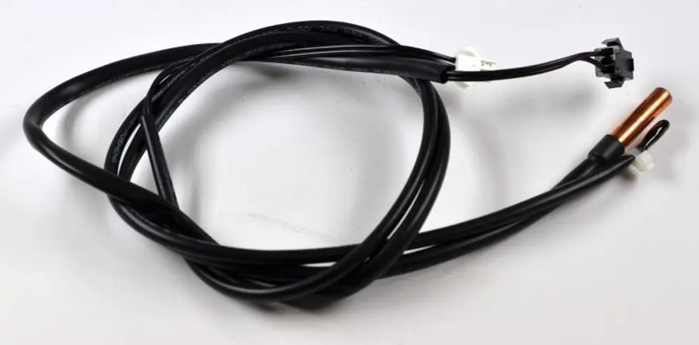 Temperatursensor mit Kabeln, verbunden mit einem Stecker und einem sensorischen Element aus Kupfer. Produkt von Remko, geeignet für verschiedene Anwendungen.