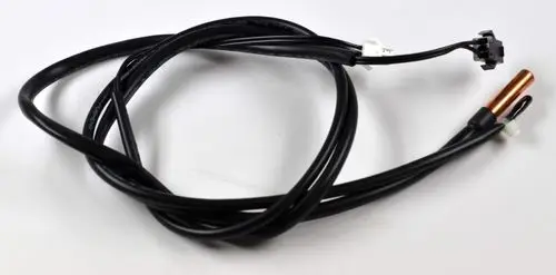 Temperatursensor mit Kabeln, verbunden mit einem Stecker und einem sensorischen Element aus Kupfer. Produkt von Remko, geeignet für verschiedene Anwendungen.