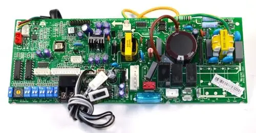 Grüne Steuerplatine von Remko mit verschiedenen elektronischen Komponenten, Anschlüssen und Schaltern, die zur Steuerung eines Geräts dient.